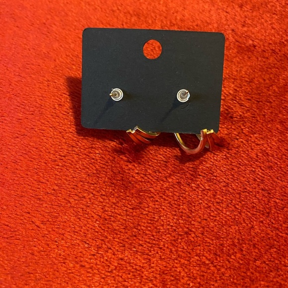 🌷$2 Bundle Add-on ~ Gold Tone 3 Three Layer Hoop Earrings - Picture 6 of 6